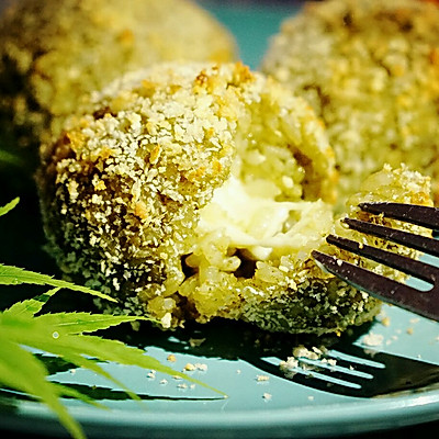 春天中的一抹绿色芝心抹茶饭团