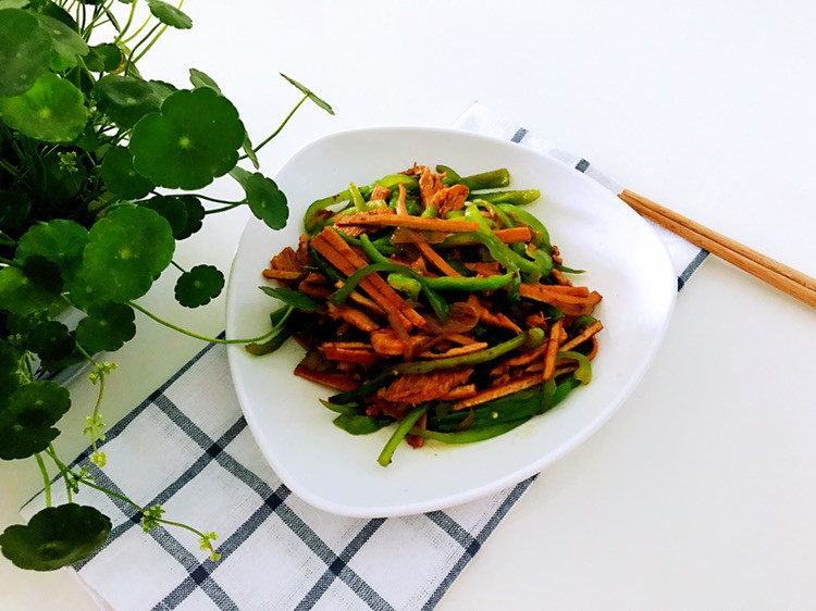 青椒豆干炒肉丝+的做法