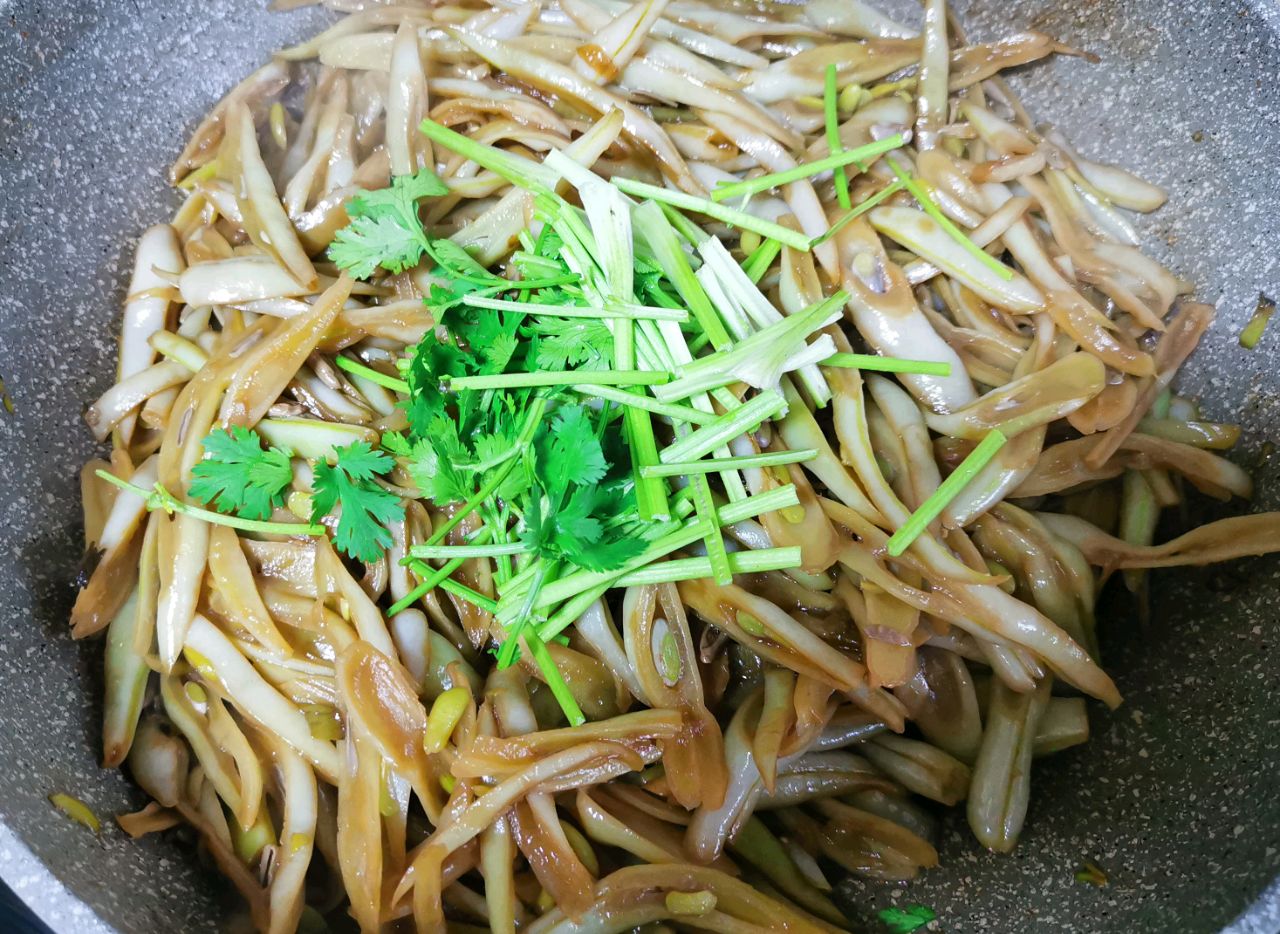 炒芸豆时，这种刀工要懂，切出来的丝容易熟，怎么吃都不容易中毒_干辣椒