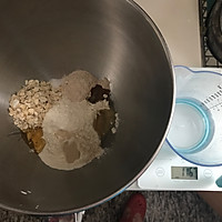 16周刷脂菜单之一，免揉蜂蜜燕麦全麦欧包的做法图解1