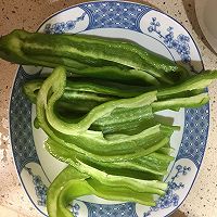 青椒鱿鱼的做法图解1