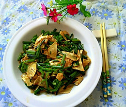 快手小炒：韭菜苔炒豆皮的做法