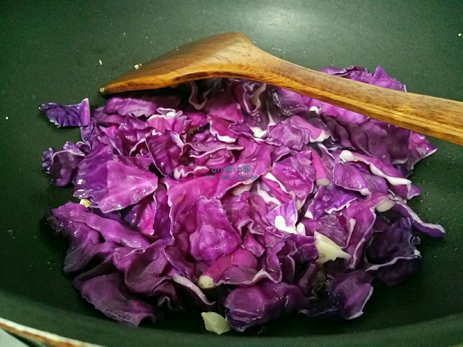 酸辣炝炒紫甘蓝怎么做_酸辣炝炒紫甘蓝的做法_冰冰手记_豆果美食