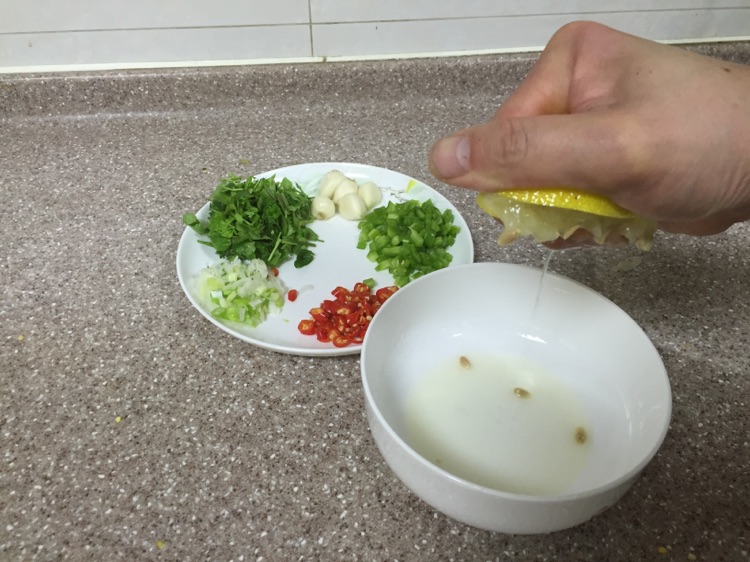泰式柠檬清蒸鱼的做法图解5
