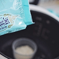 香菇焖鸡饭的做法图解1