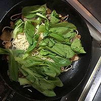 香菇虾仁炒乌冬面的做法图解8