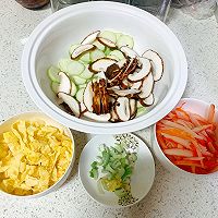 丝瓜蛋皮汤的做法图解1