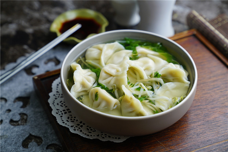 豆芽青菜汤饺的做法