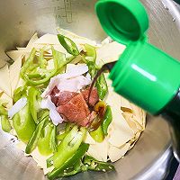#让每餐蔬菜都营养美味#懒人尖椒干豆腐的做法图解7