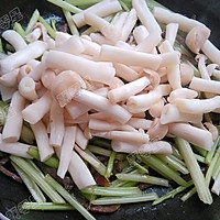 芹菜腊肉炒蘑菇的做法图解7