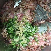 槐花肉馅水饺的做法图解3