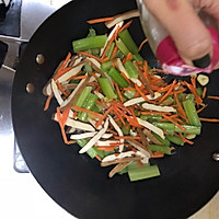 素食——芹菜胡萝卜炒香干的做法图解4