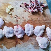 #春日时令，美味尝鲜#煎香鸡翅酿土豆的做法图解1