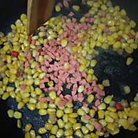 虾仁玉米炒火腿肠的做法图解4