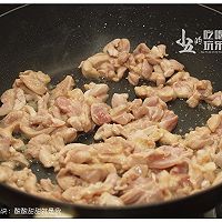 酸酸甜甜的菠萝炒鸡肉的做法图解6