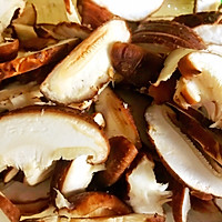 小姨妈香菇香肠叉烧湿炒饭的做法图解3