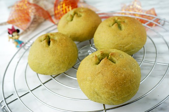 烤肠薯泥茼蒿面包