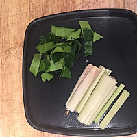 充满东南亚风味的香茅椰汁鸡翅的做法图解3