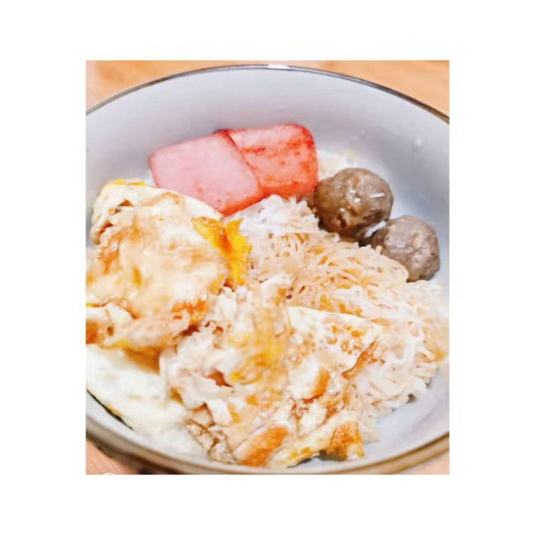 KA式快手午餐-火腿煎蛋丸子米粉的做法