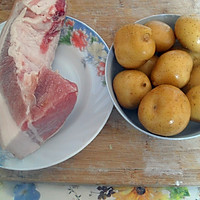 红烧肉炖小土豆的做法图解1
