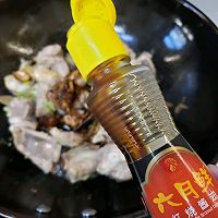 #本周热榜#秋日限定美食～不炒糖色板栗烧排骨的做法图解6