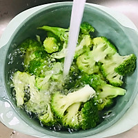 营养时蔬清炒西兰花的做法图解4