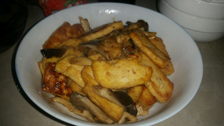 平菇炒豆腐的做法