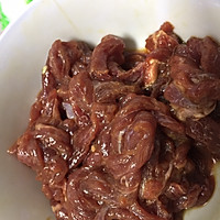 牛肉炒香芹的做法图解1