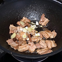 #巨下饭的家常菜#五花肉焖饭的做法图解2