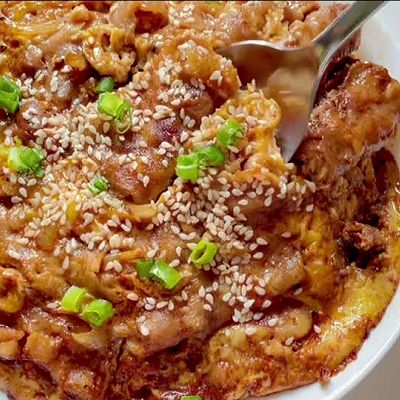  酱汁鲜美浓郁的蛋抱肥牛饭