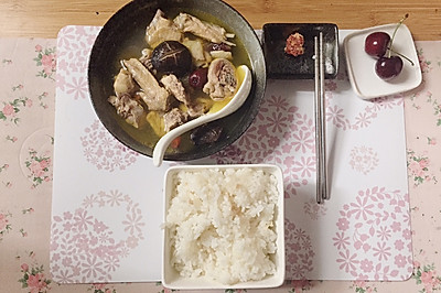 滋补香菇炖鸡肉