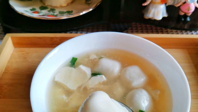 冬日里暖暖的嫩豆腐鱼丸汤