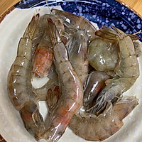 洋葱配大虾的做法图解1