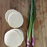 饺子皮葱油饼的做法图解1