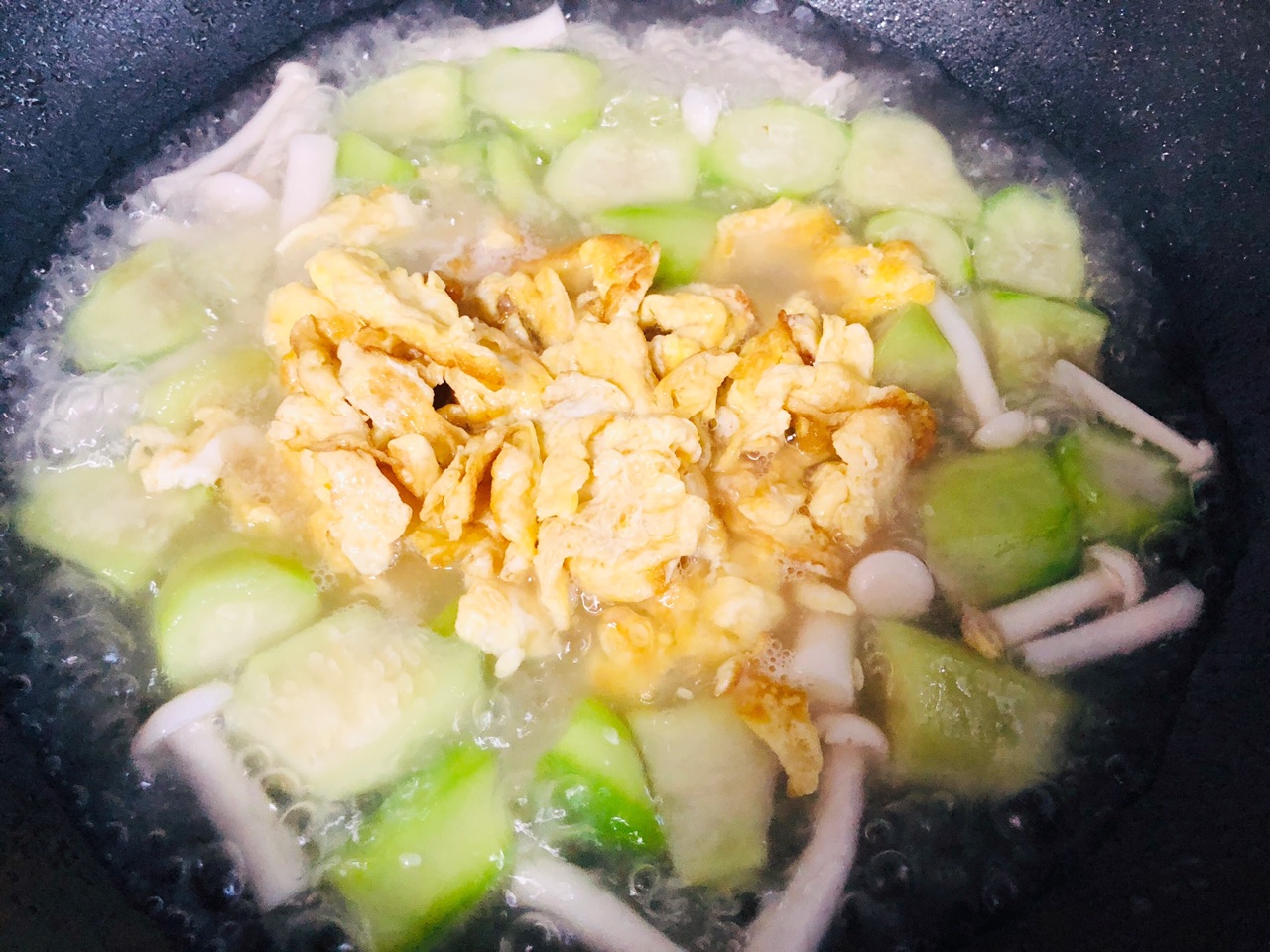 丝瓜鸡蛋菌菇汤的做法
