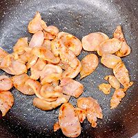 肉肠彩椒炒鸡蛋的做法图解2