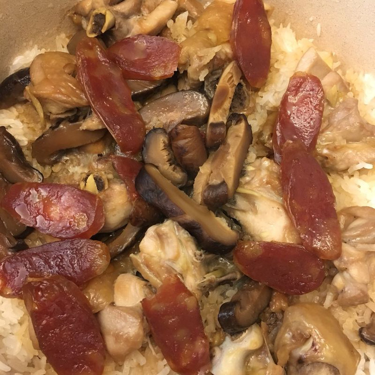 北菇滑鸡煲仔饭的做法