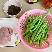 橄榄菜肉末四季豆的做法图解1