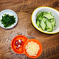 夏日小菜，酸辣黄瓜拌木耳的做法图解2