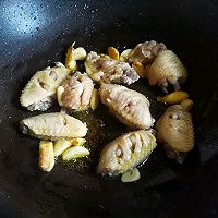 香菇玉米鸡翅煲的做法图解8
