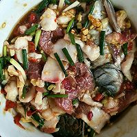 五花肉蒸鲫鱼的做法图解3