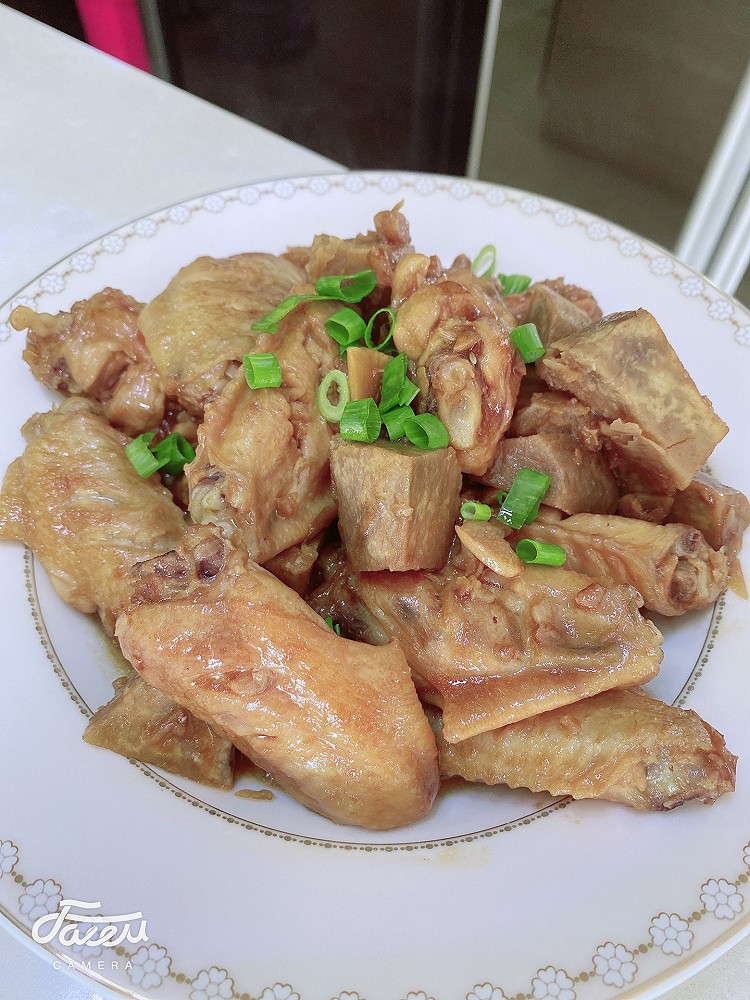 芋头焖鸡翅的做法