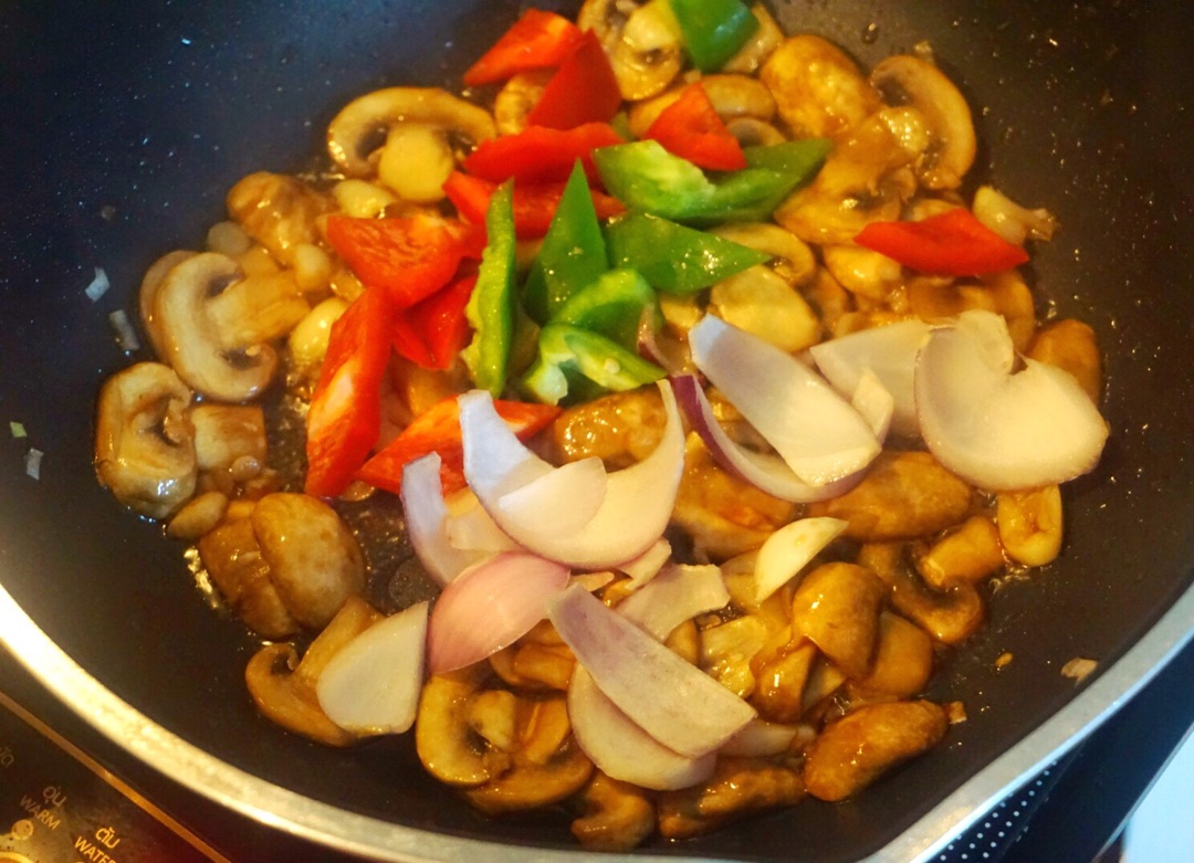辣椒炒蘑菇,辣椒炒蘑菇的家常做法 - 美食杰辣椒炒蘑菇做法大全