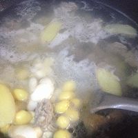 老鸭白果菱角莲子汤的做法图解4