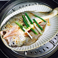 #硬核菜谱制作人#广式清蒸黄鱼的做法图解10