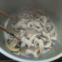 乐乐自家菜--奶油蘑菇汤的做法图解4