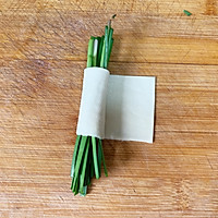 豆腐皮韭菜卷#520，美食撩动TA的心！#的做法图解3