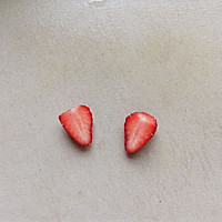 两只蝴蝶～草莓摆盘的做法图解1