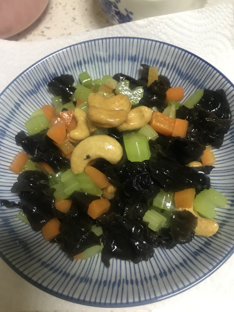 果仁拌西芹的做法