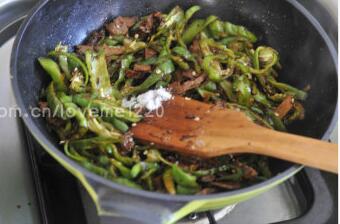 寒冷冬季里的火辣下饭菜--辣椒炒酱牛肉 的做法图解4